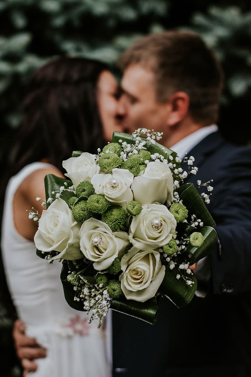Bacio sposi con bouquet