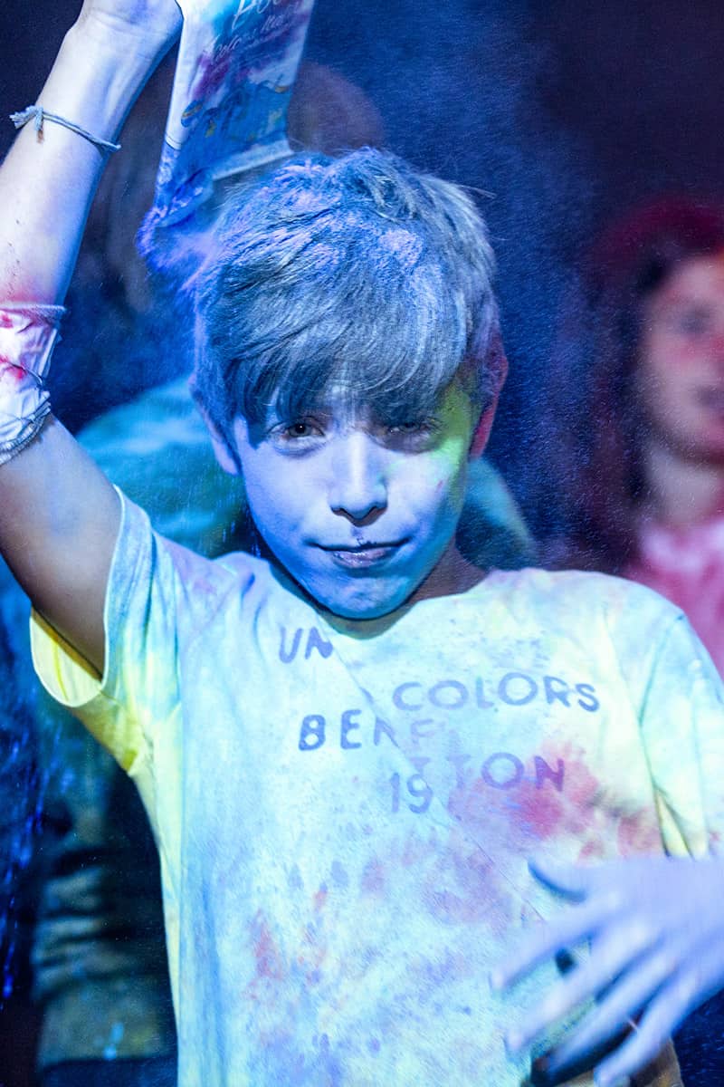 Bambino ricoperto di holi color