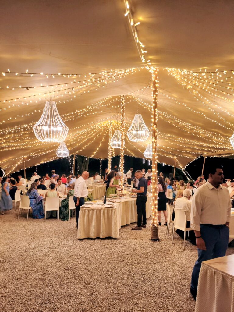 Location matrimonio con spazio coperto per cena e ricevimento