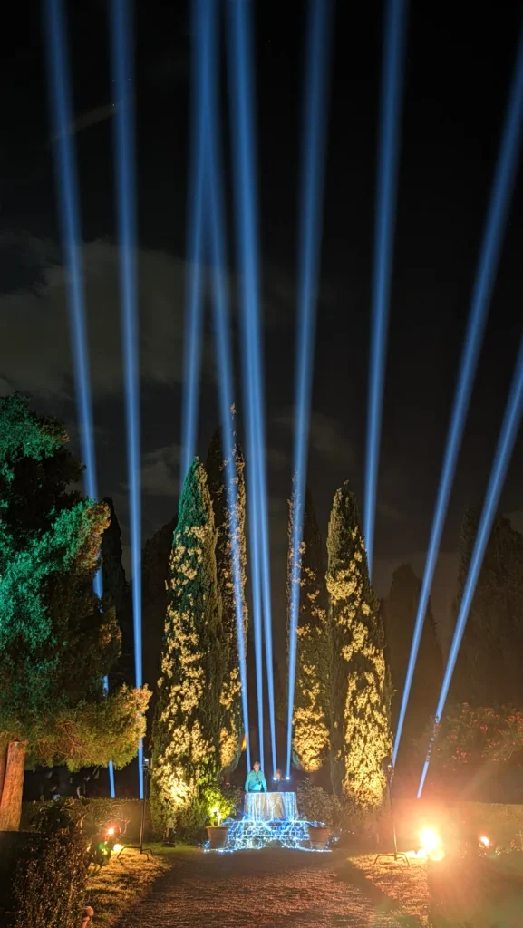 Light show per matrimonio con fasci di luce blu e illuminazione scenografica del giardino