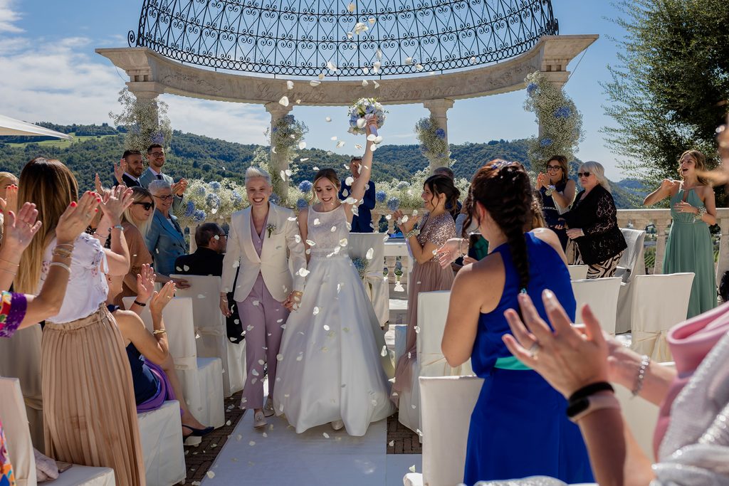 Open Day Locanda Armonia: cerimonia civile all'aperto sotto la cupola con due spose